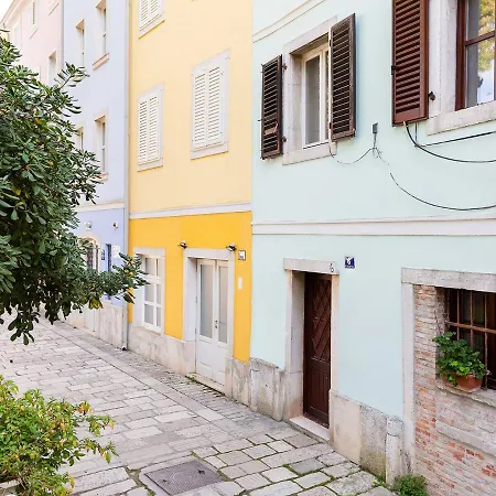 Anika Old Town Apartment *